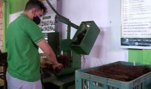 Fabricação de vassouras sustentáveis é apresentada como alternativa econômica a extrativistas de fibras na 42ª Expoagro
