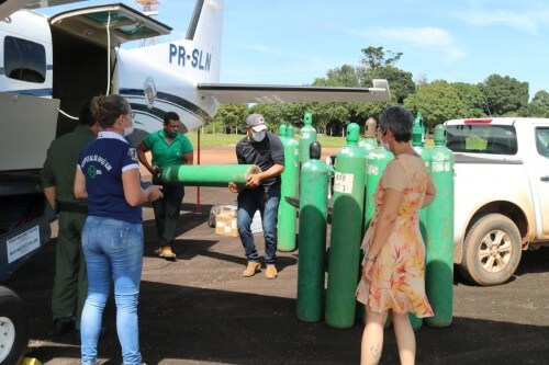 Departamento aéreo da SSP-AM transporta cilindros de oxigênio para Apuí