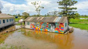 Graffite sobre as águas Artistas criam mural em palafitas apoiados em canoas