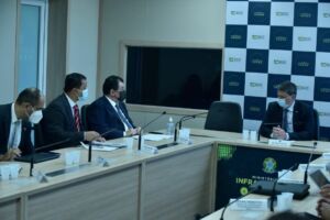 Eduardo Braga alerta ministro da Infraestrutura sobre o curto período para obras federais no AM devido às cheias