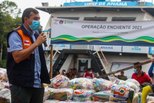 Em Anamã, governador Wilson Lima começa a entregar cartões do Auxílio Estadual Enchente no valor de R$ 300