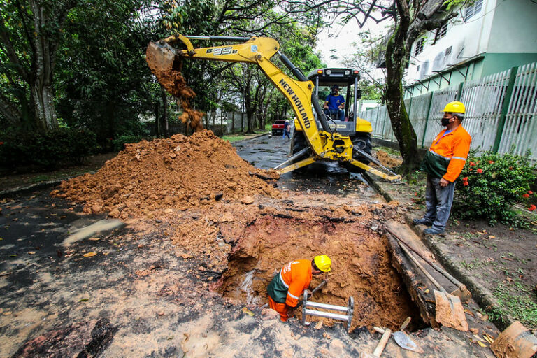 Prefeitura executa serviços de infraestrutura básica na zona Sul de Manaus