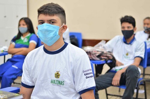 Estudantes avaliam retorno em primeiro dia de aula presencial