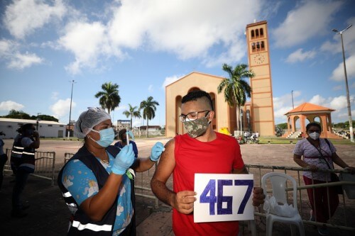Jovens aderem à vacinação contra a Covid-19 em Parintins