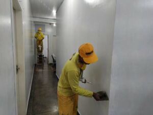 Mão de obra carcerária faz serviço de pintura no CPA Centro-Oeste