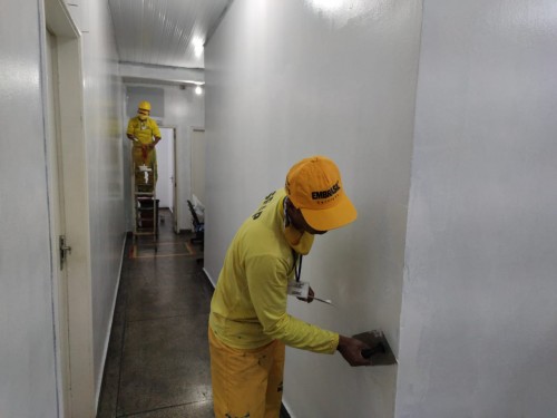 Mão de obra carcerária faz serviço de pintura no CPA Centro-Oeste