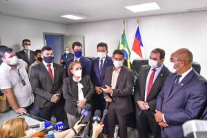 Prefeito David Almeida se reúne na Assembleia Legislativa para tratar sobre o armamento da guarda municipal