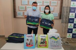 Wilson Lima inicia entrega de material escolar e fardamento a 228 mil estudantes de Manaus
