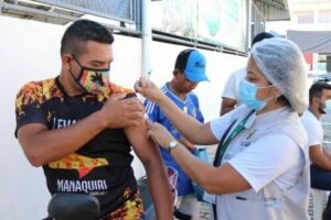 Primeiros vacinados em Manaquiri comemoram aplicação da vacina contra a Covid-19