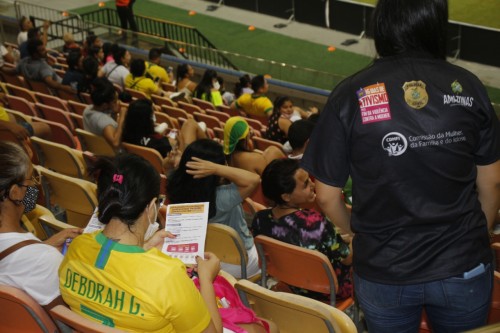 PC-AM realiza panfletagem de conscientização sobre o combate à violência contra a mulher durante jogo da Seleção Brasileira Feminina