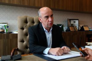 Reconhecido pelos trabalhos focados na integridade na governança pública, o presidente do Tribunal de Contas do Amazonas (TCE-AM), conselheiro Érico Desterro, palestrou no Seminário de Direito Público, realizado pela Procuradoria Geral do Estado (PGE-AM) nesta terça-feira (22). O seminário faz parte da série de eventos em comemoração aos 50 anos da instituição. O presidente Érico Desterro foi convidado para palestrar sobre a ‘Governança Pública e Sistema de Integridade’, tema que tem ganhado grande visibilidade durante a gestão do conselheiro frente à Corte de Contas. “Temos batido na tecla da boa governança pública pois sabemos que isso é o ponto de partida para diversas questões envolvendo o respeito e o bom uso dos recursos públicos. Palestrar sobre esse tema aqui, para esse órgão de tanto respeito no estado do Amazonas, sem dúvidas, é de um privilégio muito grande”, destacou o presidente do TCE-AM, conselheiro Érico Desterro. Durante a exposição, o conselheiro destacou, também, a utilização de novas ferramentas tecnológicas como aliadas ao processo de uma boa administração e gestão dos recursos públicos. A palestra foi realizada no painel “Direito Administrativo”, que contou, ainda, com palestras dos procuradores do Estado Patrícia Petruccelli, e Rafael Cândido, que trouxeram as temáticas “Apontamentos sobre a Nova Lei de Licitações”, e “Atuação da Advocacia Pública na Desapropriação”, respectivamente. O seminário segue nesta quarta-feira (23), com palestras relacionadas ao direito constitucional e direito ambiental, onde estarão presentes os procuradores Mateus Severiano, Rafael Bertazzo, Isaltino Neto, e Daniel Viegas, além da desembargadora do Tribunal de Justiça (TJ-AM), Vânia Marinho, e a professora e ativista ambiental, Vanda Witoto.